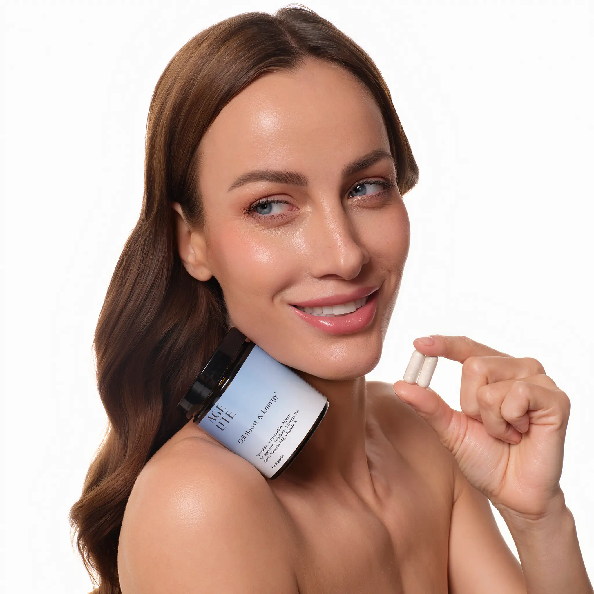 Frau mit zwei Kapseln AGELITE Cell Boost & Energy – Nahrungsergänzung mit natürlichem Spermidin.