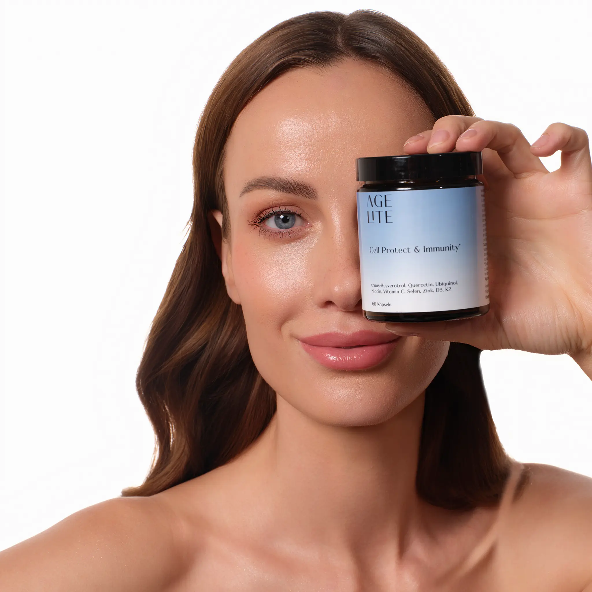 Cell Protect & Immunity von AGELITE – Nahrungsergänzungsmittel in der Hand einer Frau.